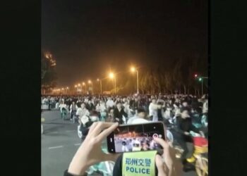 Тамак үчүн баарына даярсызбы? 😀 Чүчвара деп 100 миңдей кытай студенттин жолго чыккан видеосу