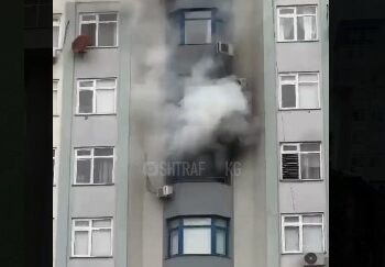 Бишкектеги көп кабаттуу үйдөн өрт чыкты (видео)