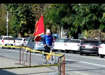 72 жаштагы ардагер Өзгөндөн Ошко велосипед менен барды