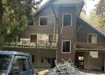 Ош шаарындагы «Изюм» конок үйү бузулуп жатат (сүрөт)