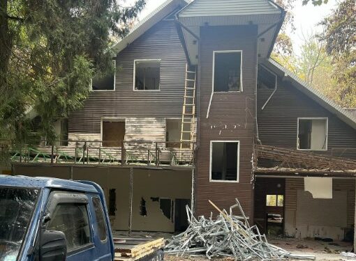 Ош шаарындагы «Изюм» конок үйү бузулуп жатат (сүрөт)