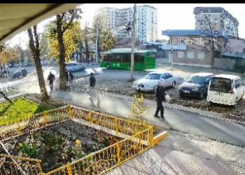 Бишкекте автобус менен жеңил унаа сүзүштү (видео)