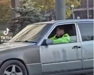 Унаада телефон менен сүйлөшүп, кур тагынбаган жол тескөөчү айыпка жыгылды