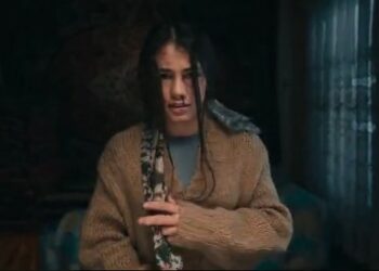 Париж Олимпиадасында алтын жеңген Диёра Келдиярова үй-бүлөлүк зомбулукка каршы видеого тартылды