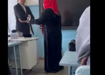 Бишкектеги мектепте мугалим менен урушуп, ыйлаткан окуучунун апасы боюнча министрлик үн катты