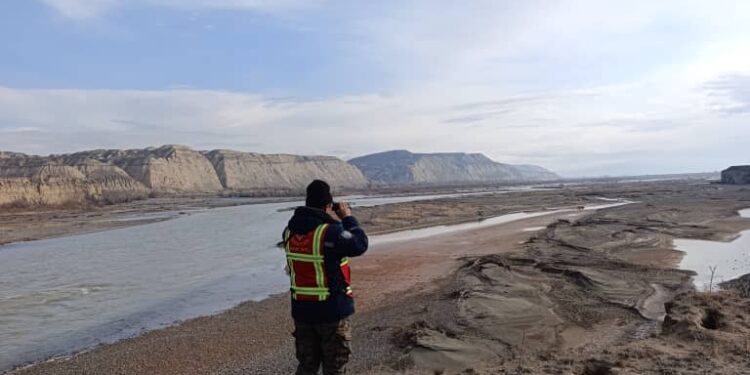 Ойноп жүрүп, Ак-Буура дарыясына түшүп кеткен баланы издөө уланууда
