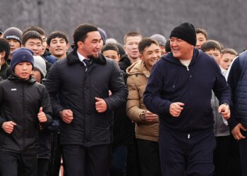 Камчыбек Ташиев жаңы курулган эки футболдук оюн аянтчасын колдонууга берди