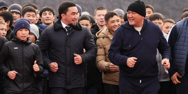 Камчыбек Ташиев жаңы курулган эки футболдук оюн аянтчасын колдонууга берди