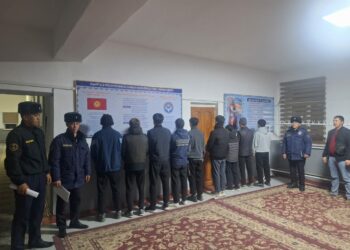 Кызыл-Кыяда топ балдардын мушташкан видеосу тараган. Милиция маалымат берди