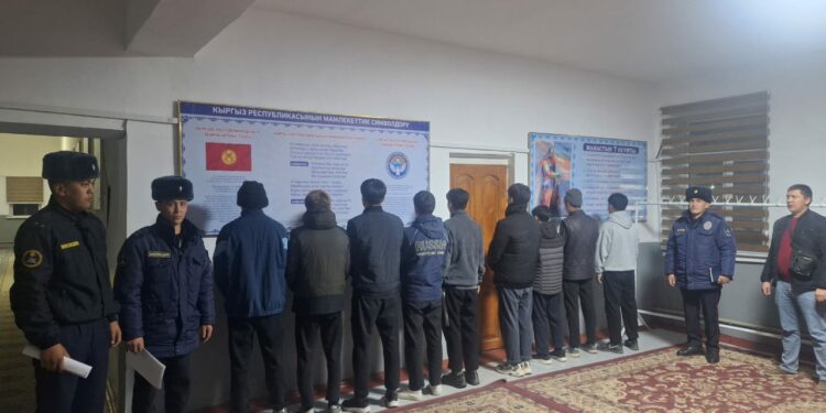 Кызыл-Кыяда топ балдардын мушташкан видеосу тараган. Милиция маалымат берди