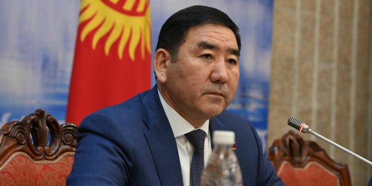 Кара-Кулжадагы жер көчкү. «Тургундар оорукана, төрөтканага жете албай жатышат» дейт депутат