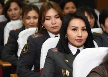 Жогорку Кеңеште милициядагы кыз-келиндерге жоолук салууга уруксат берүү сунушталды