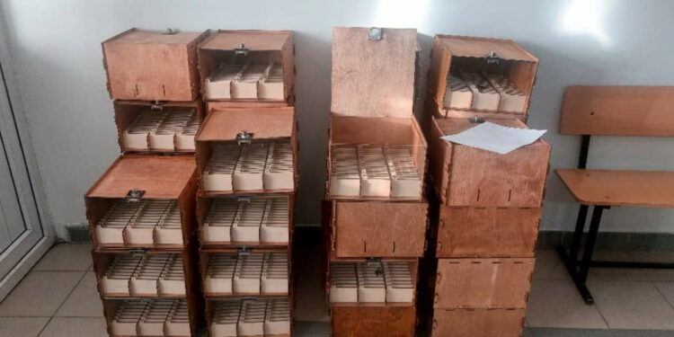 Мэрия Бишкектеги 34 мектепке телефон салганга кутучаларды алды