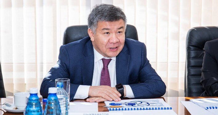 Алмамбет Шыкмаматов депутат Айдарбековду жалган маалымат таратып, элди чуу түшүрбөөгө чакырды