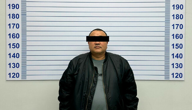 Өзгөчө оор кылмышка шектелген жаранды чек арадан өткөрүп жиберген делген кызматкер кармалды