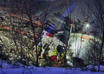 Норвегияда автобус оодарылып 3 адам каза болду