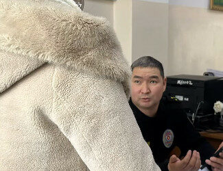 «Ала-Тоо» аянтындагы Ардак кароолго туруп видеого түшкөн аялга айып салынды