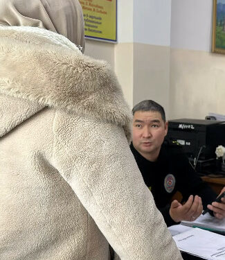 «Ала-Тоо» аянтындагы Ардак кароолго туруп видеого түшкөн аялга айып салынды