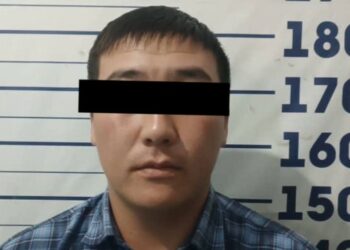 Жол тескөөчүлөрдүн унаасынын 4 дөңгөлөгүн тең тешип кеткен шектүү кармалды