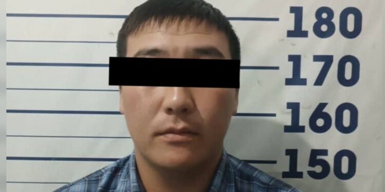 Жол тескөөчүлөрдүн унаасынын 4 дөңгөлөгүн тең тешип кеткен шектүү кармалды