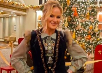 Кыргыз кийимин кийип, бийлеген Валентина Шевченко