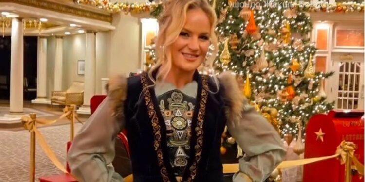 Кыргыз кийимин кийип, бийлеген Валентина Шевченко