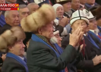 Курултайга келген эң улуу делегатка белек берилди