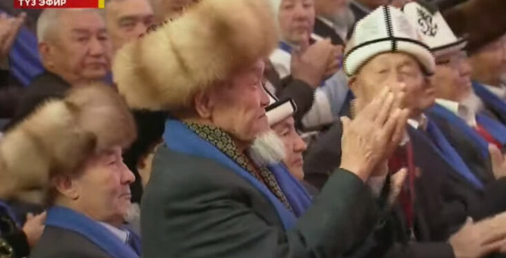 Курултайга келген эң улуу делегатка белек берилди