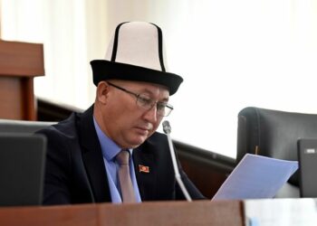 Депутат Мамасадыков «Жергиликтүү өз алдынча башкаруусуна эмгек сиңирген кызматкер» деген наам менен сыйланды