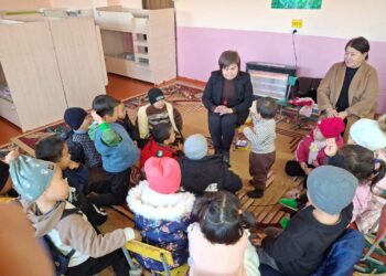 Сузактагы бала бакчада сабалган балдар менен психологдор иштеп жатат