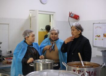 Бишкектеги мектеп окуучуларына кандай тамак берилип жатат? Комиссия текшерип жатат