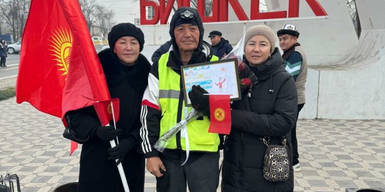 Баткендик 73 жаштагы ата жөө 20 күндө Бишкекке жетти