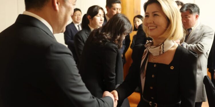 Садыр Жапаров Кореяда депутат болуп шайланган кыргыз кызын Түштүк Кореянын парламентинин спикери менен жолугушууга чакырды