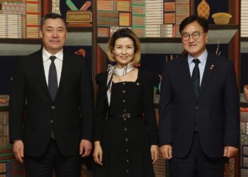 Садыр Жапаров Кореяда депутат болуп шайланган кыргыз кызын Түштүк Кореянын парламентинин спикери менен жолугушууга чакырды