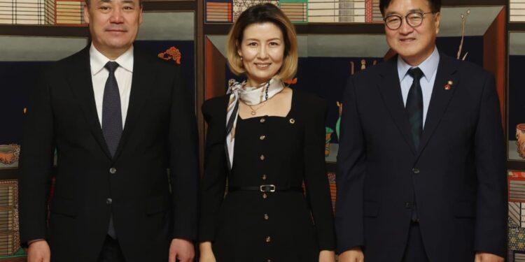 Садыр Жапаров Кореяда депутат болуп шайланган кыргыз кызын Түштүк Кореянын парламентинин спикери менен жолугушууга чакырды