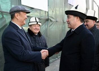 Садыр Жапаров Өзгөн районунда айланма жолду ачты