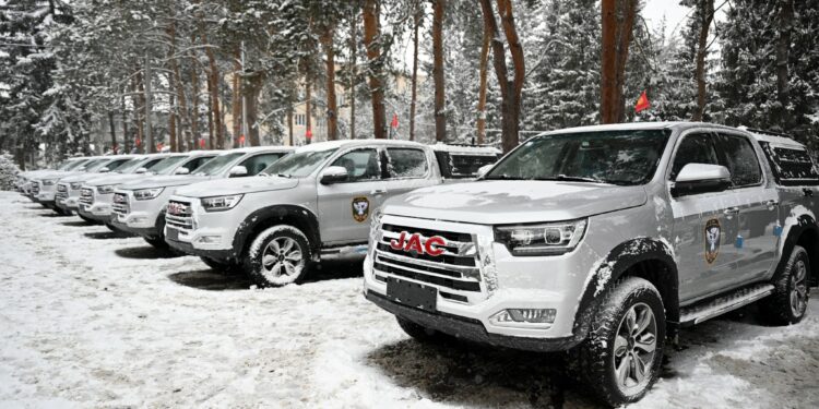 Садыр Жапаров Ысык-Көлдөгү аскер бөлүккө 30 унаа тапшырды