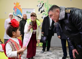 Азыркы балдар башкача… Ташиевден башка куурчакты сураган кичинекей кыз