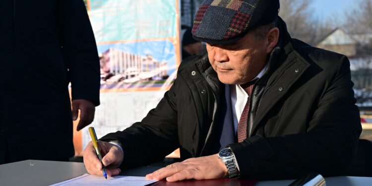 «Жүрөк ыйлайт». Камчыбек Ташиев Жалал-Абаддагы жатак-мектептин курулушуна капсула салды