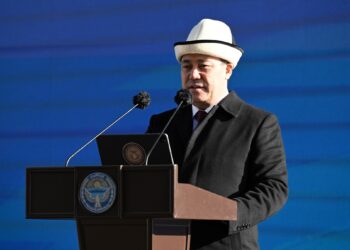 Садыр Жапаров: «Мурдакыдай 10 жылдап кезекте турбай, жакын арада батирлүү болосуздар»