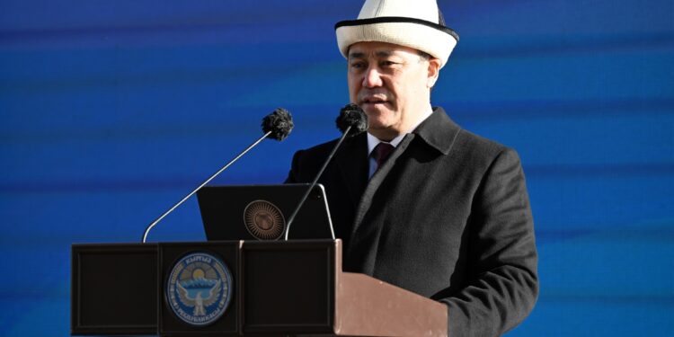 Садыр Жапаров: «Мурдакыдай 10 жылдап кезекте турбай, жакын арада батирлүү болосуздар»