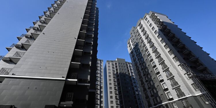 Садыр Жапаров: «Бир дагы кыргызстандык үй-бүлө «үйүм жок» деп чет өлкөлөп же батирлеп жүрбөшү керек»