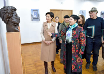 Айгүл Жапарова скульптор Тамила Маматованын көргөзмөсүнө катышты