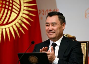 «Баары качты, баш тартышты». Садыр Жапаров оппозициялык маанайдагы редакцияларды курултайга чакырганын айтты