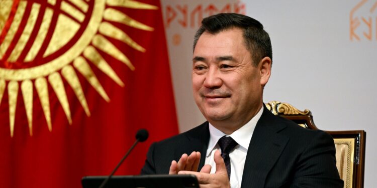 «Баары качты, баш тартышты». Садыр Жапаров оппозициялык маанайдагы редакцияларды курултайга чакырганын айтты