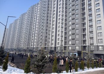 «Ар бир ата-эне «уул-кызым үйлүү болсо» деп тилек кылат». Бишкекте ипотекалык үйлөр тапшырылды