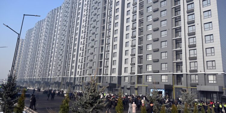 «Ар бир ата-эне «уул-кызым үйлүү болсо» деп тилек кылат». Бишкекте ипотекалык үйлөр тапшырылды