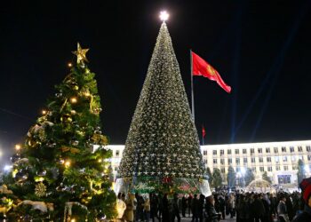 Ошто жаңы жылдык балатынын чырагы жандырылды (видео)