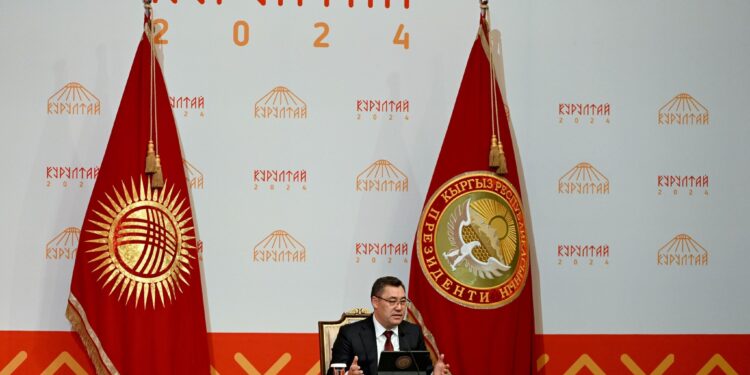 Садыр Жапаров: «Айылдагы эски үйлөрдү бузуп, ипотекага жаңы үйлөрдү салып бергенге мүмкүнчүлүк жетет»