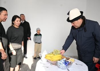 «Ар бир ата-эне «уул-кызым үйлүү болсо» деп тилек кылат». Бишкекте ипотекалык үйлөр тапшырылды